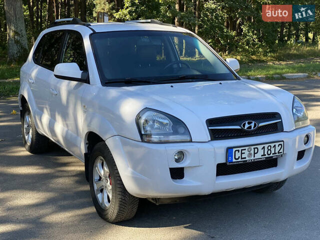 Белый Хендай Туксон, объемом двигателя 1.98 л и пробегом 193 тыс. км за 7950 $, фото 1 на Automoto.ua