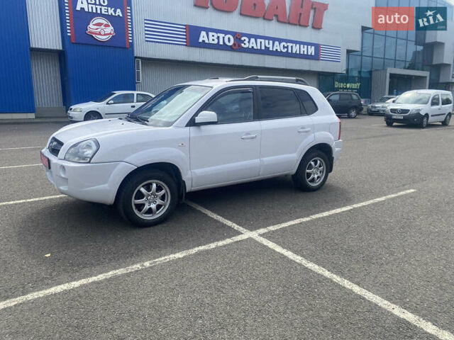 Білий Хендай Туксон, об'ємом двигуна 2 л та пробігом 210 тис. км за 7890 $, фото 2 на Automoto.ua