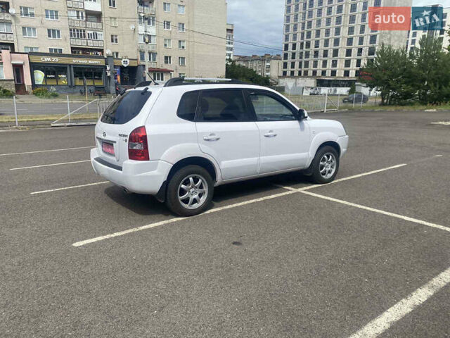 Білий Хендай Туксон, об'ємом двигуна 2 л та пробігом 210 тис. км за 7890 $, фото 4 на Automoto.ua