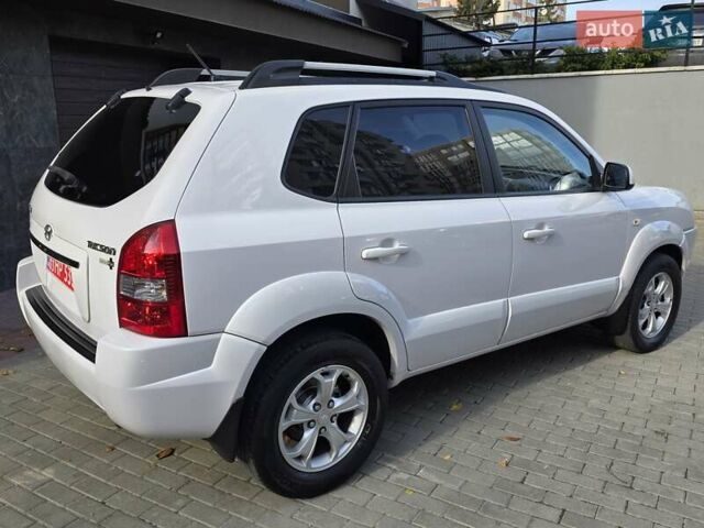 Хендай Туксон 2009 в Тернополе на Automoto.ua Белый Хендай Туксон, объемом двигателя 2 л и пробегом 212 тыс. км за 7350 $, фото 9 на Automoto.ua