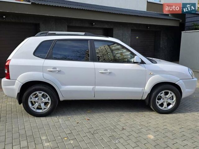 Хендай Туксон 2009 в Тернополе на Automoto.ua Белый Хендай Туксон, объемом двигателя 2 л и пробегом 212 тыс. км за 7350 $, фото 10 на Automoto.ua