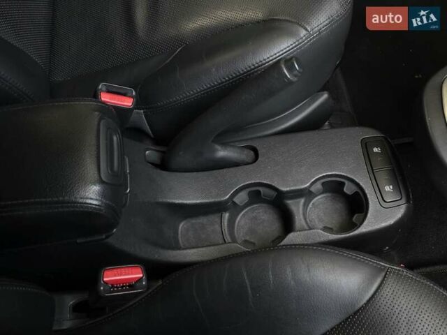 Хендай Туксон 2009 в Тернополе на Automoto.ua Белый Хендай Туксон, объемом двигателя 2 л и пробегом 212 тыс. км за 7350 $, фото 34 на Automoto.ua