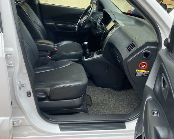 Білий Хендай Туксон, об'ємом двигуна 2 л та пробігом 210 тис. км за 7890 $, фото 5 на Automoto.ua