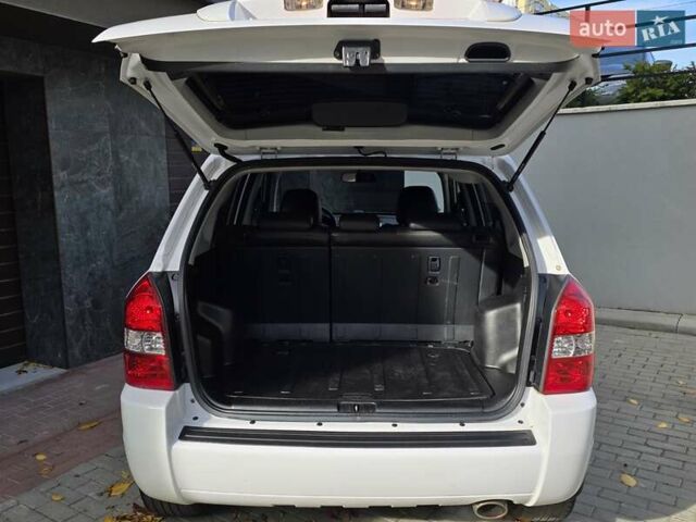 Хендай Туксон 2009 в Тернополе на Automoto.ua Белый Хендай Туксон, объемом двигателя 2 л и пробегом 212 тыс. км за 7350 $, фото 28 на Automoto.ua