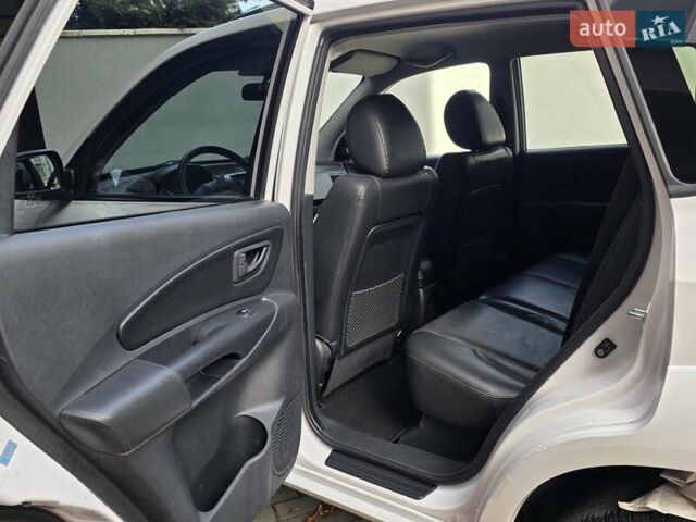 Хендай Туксон 2009 в Тернополе на Automoto.ua Белый Хендай Туксон, объемом двигателя 2 л и пробегом 212 тыс. км за 7350 $, фото 24 на Automoto.ua