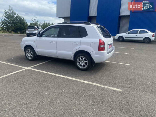 Білий Хендай Туксон, об'ємом двигуна 2 л та пробігом 210 тис. км за 7890 $, фото 3 на Automoto.ua