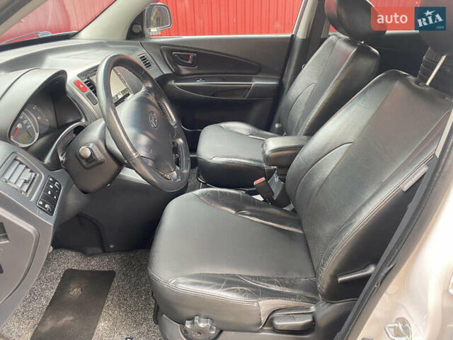 Білий Хендай Туксон, об'ємом двигуна 2 л та пробігом 210 тис. км за 7890 $, фото 8 на Automoto.ua