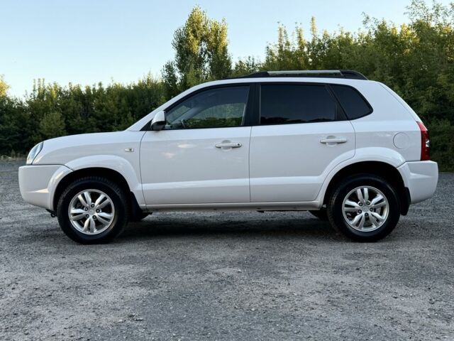 Белый Хендай Туксон, объемом двигателя 2 л и пробегом 163 тыс. км за 8700 $, фото 3 на Automoto.ua