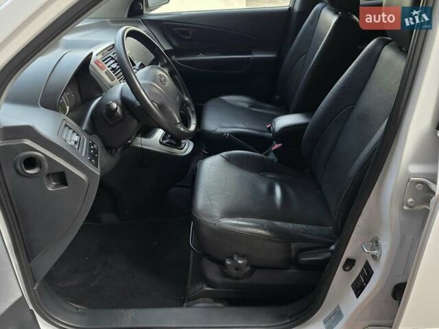 Хендай Туксон 2009 в Тернополе на Automoto.ua Белый Хендай Туксон, объемом двигателя 2 л и пробегом 212 тыс. км за 7350 $, фото 20 на Automoto.ua