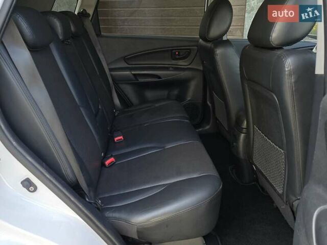 Хендай Туксон 2009 в Тернополе на Automoto.ua Белый Хендай Туксон, объемом двигателя 2 л и пробегом 212 тыс. км за 7350 $, фото 31 на Automoto.ua