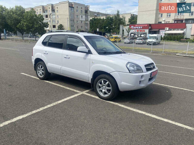 Білий Хендай Туксон, об'ємом двигуна 2 л та пробігом 210 тис. км за 7890 $, фото 1 на Automoto.ua