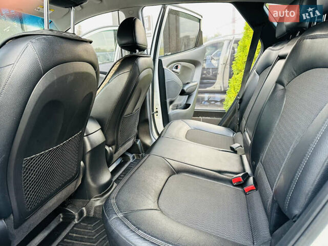 Хендай Туксон 2010 в Харькове на Automoto.ua Белый Хендай Туксон, объемом двигателя 2.36 л и пробегом 163 тыс. км за 11900 $, фото 15 на Automoto.ua
