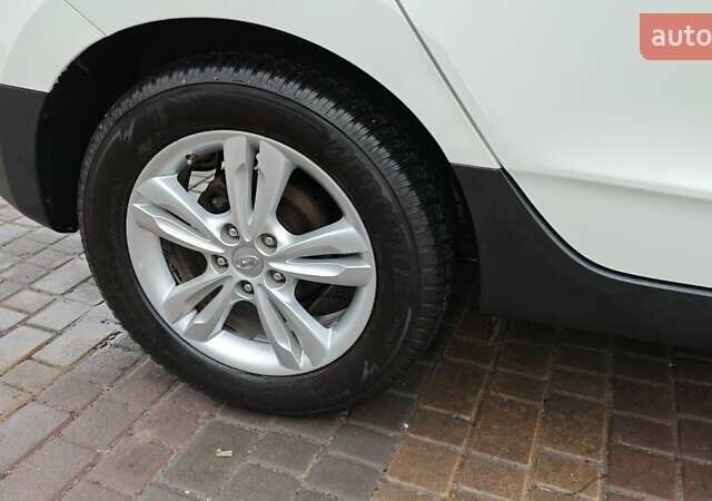 Білий Хендай Туксон, об'ємом двигуна 2 л та пробігом 220 тис. км за 12500 $, фото 9 на Automoto.ua