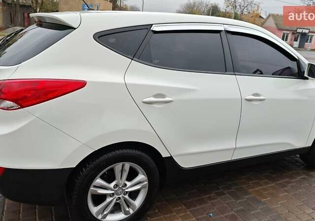 Білий Хендай Туксон, об'ємом двигуна 2 л та пробігом 220 тис. км за 12500 $, фото 2 на Automoto.ua