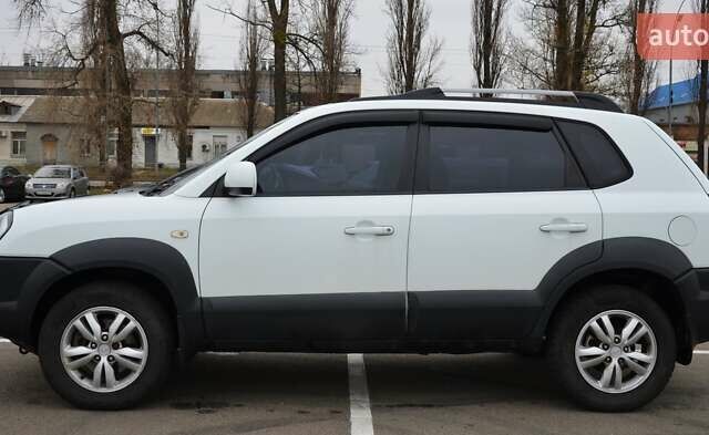 Білий Хендай Туксон, об'ємом двигуна 1.98 л та пробігом 186 тис. км за 8777 $, фото 4 на Automoto.ua