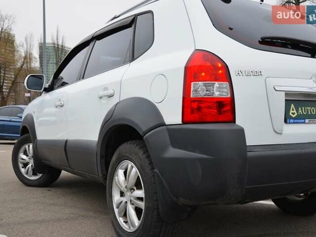Білий Хендай Туксон, об'ємом двигуна 1.98 л та пробігом 186 тис. км за 8777 $, фото 7 на Automoto.ua