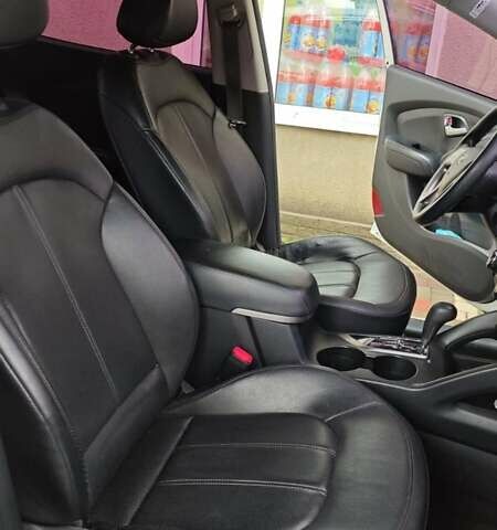 Білий Хендай Туксон, об'ємом двигуна 2 л та пробігом 220 тис. км за 12500 $, фото 8 на Automoto.ua