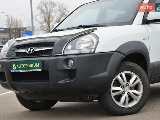 Білий Хендай Туксон, об'ємом двигуна 1.98 л та пробігом 186 тис. км за 8777 $, фото 10 на Automoto.ua