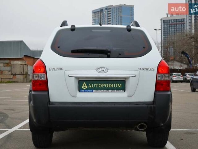Білий Хендай Туксон, об'ємом двигуна 1.98 л та пробігом 186 тис. км за 8777 $, фото 8 на Automoto.ua