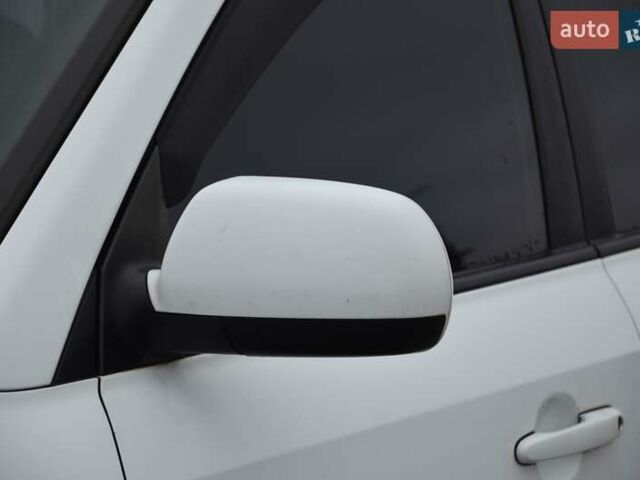 Білий Хендай Туксон, об'ємом двигуна 1.98 л та пробігом 186 тис. км за 8777 $, фото 16 на Automoto.ua