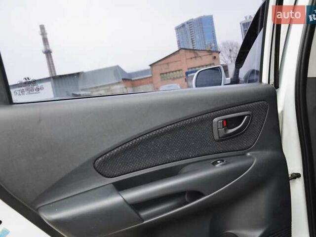 Білий Хендай Туксон, об'ємом двигуна 1.98 л та пробігом 186 тис. км за 8777 $, фото 30 на Automoto.ua