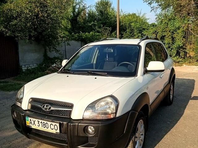 Білий Хендай Туксон, об'ємом двигуна 2 л та пробігом 136 тис. км за 11000 $, фото 3 на Automoto.ua