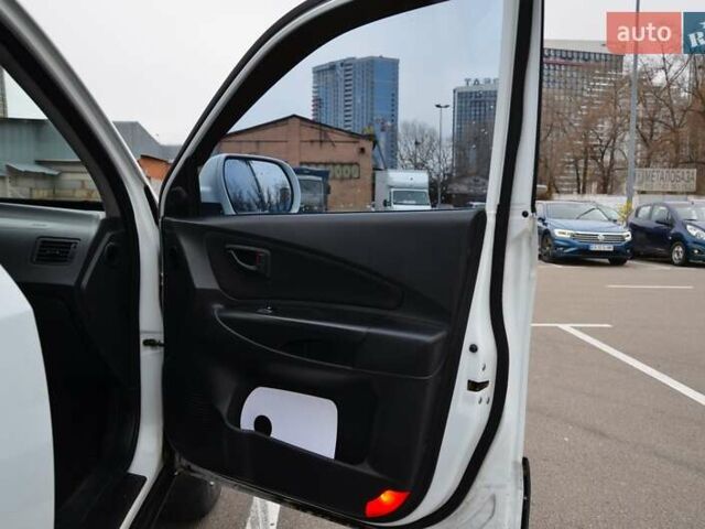 Білий Хендай Туксон, об'ємом двигуна 1.98 л та пробігом 186 тис. км за 8777 $, фото 34 на Automoto.ua