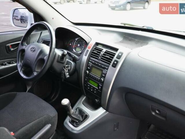 Білий Хендай Туксон, об'ємом двигуна 1.98 л та пробігом 186 тис. км за 8777 $, фото 35 на Automoto.ua