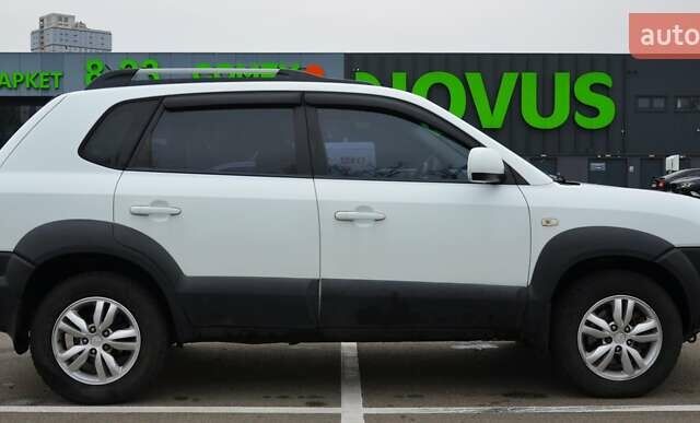 Білий Хендай Туксон, об'ємом двигуна 1.98 л та пробігом 186 тис. км за 8777 $, фото 5 на Automoto.ua