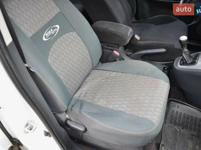 Білий Хендай Туксон, об'ємом двигуна 1.98 л та пробігом 186 тис. км за 8777 $, фото 36 на Automoto.ua