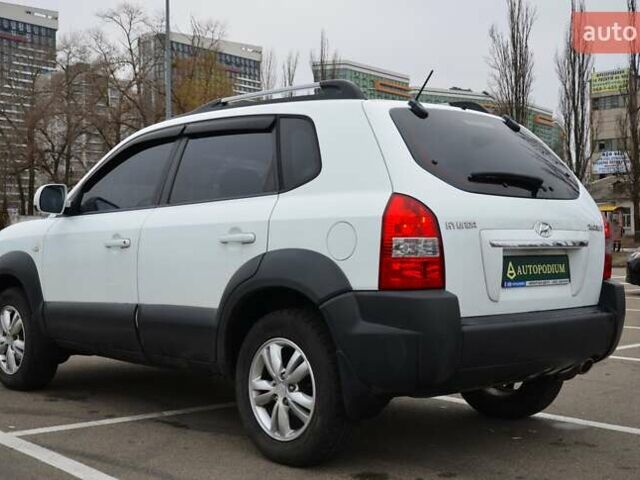 Білий Хендай Туксон, об'ємом двигуна 1.98 л та пробігом 186 тис. км за 8777 $, фото 6 на Automoto.ua