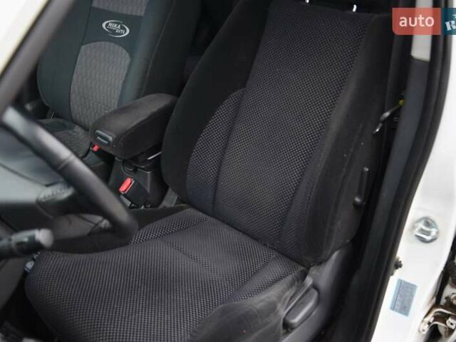 Білий Хендай Туксон, об'ємом двигуна 1.98 л та пробігом 186 тис. км за 8777 $, фото 19 на Automoto.ua