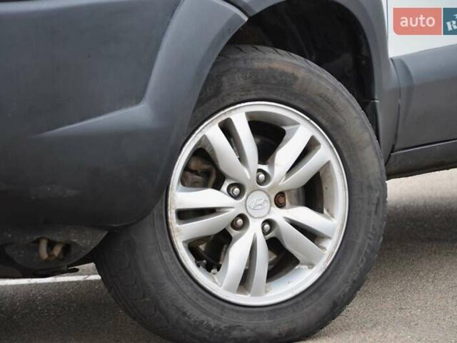 Білий Хендай Туксон, об'ємом двигуна 1.98 л та пробігом 186 тис. км за 8777 $, фото 11 на Automoto.ua