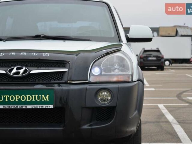 Білий Хендай Туксон, об'ємом двигуна 1.98 л та пробігом 186 тис. км за 8777 $, фото 13 на Automoto.ua