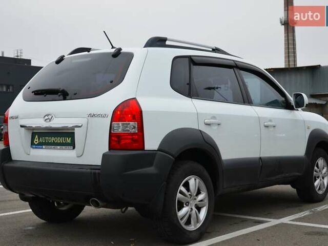 Білий Хендай Туксон, об'ємом двигуна 1.98 л та пробігом 186 тис. км за 8777 $, фото 9 на Automoto.ua