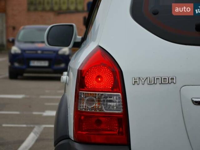 Білий Хендай Туксон, об'ємом двигуна 1.98 л та пробігом 186 тис. км за 8777 $, фото 14 на Automoto.ua
