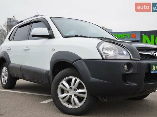 Білий Хендай Туксон, об'ємом двигуна 1.98 л та пробігом 186 тис. км за 8777 $, фото 12 на Automoto.ua