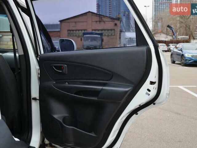 Білий Хендай Туксон, об'ємом двигуна 1.98 л та пробігом 186 тис. км за 8777 $, фото 32 на Automoto.ua