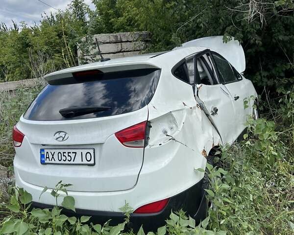Білий Хендай Туксон, об'ємом двигуна 2.36 л та пробігом 111 тис. км за 5000 $, фото 1 на Automoto.ua
