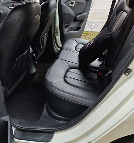 Білий Хендай Туксон, об'ємом двигуна 2 л та пробігом 220 тис. км за 12500 $, фото 3 на Automoto.ua