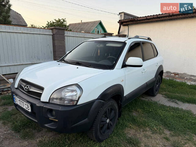 Белый Хендай Туксон, объемом двигателя 1.98 л и пробегом 304 тыс. км за 9500 $, фото 1 на Automoto.ua