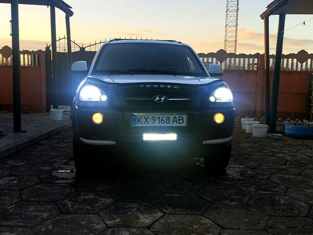 Белый Хендай Туксон, объемом двигателя 2 л и пробегом 151 тыс. км за 9999 $, фото 11 на Automoto.ua