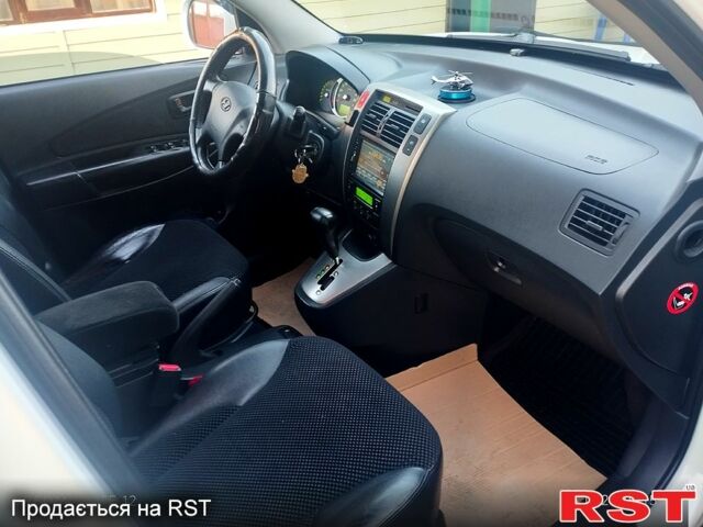 Белый Хендай Туксон, объемом двигателя 2 л и пробегом 151 тыс. км за 9999 $, фото 7 на Automoto.ua