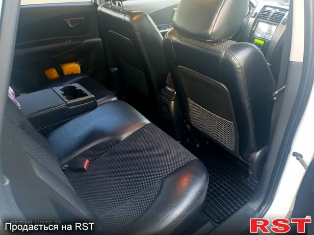 Белый Хендай Туксон, объемом двигателя 2 л и пробегом 151 тыс. км за 9999 $, фото 1 на Automoto.ua