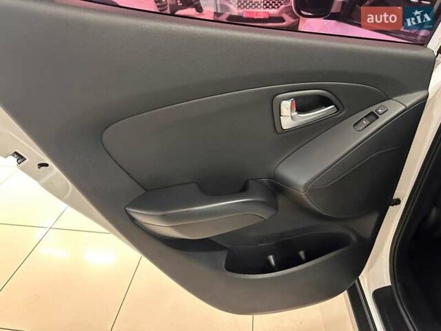 Хендай Туксон 2013 в Одессе на Automoto.ua Белый Хендай Туксон, объемом двигателя 2 л и пробегом 161 тыс. км за 15500 $, фото 21 на Automoto.ua