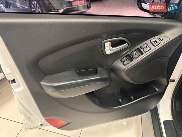 Белый Хендай Туксон, объемом двигателя 2 л и пробегом 150 тыс. км за 14500 $, фото 10 на Automoto.ua