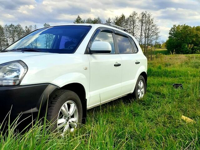 Белый Хендай Туксон, объемом двигателя 2 л и пробегом 170 тыс. км за 9000 $, фото 3 на Automoto.ua