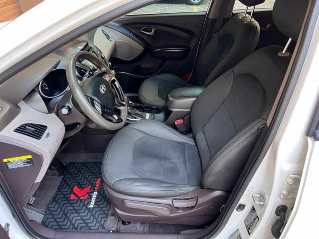 Белый Хендай Туксон, объемом двигателя 2 л и пробегом 160 тыс. км за 12199 $, фото 12 на Automoto.ua