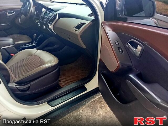 Белый Хендай Туксон, объемом двигателя 2.4 л и пробегом 87 тыс. км за 11500 $, фото 11 на Automoto.ua