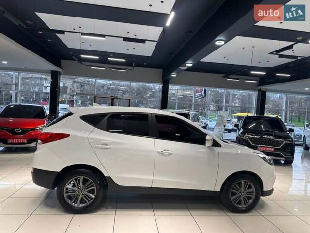 Белый Хендай Туксон, объемом двигателя 2 л и пробегом 150 тыс. км за 14500 $, фото 3 на Automoto.ua
